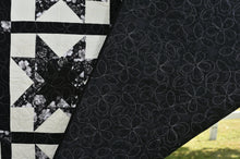 Load image into Gallery viewer, Throw quilt